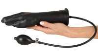 Vorschau: Schwarzer Hand-Pumpdildo – Anwendung in der Hand