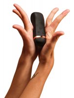 Vorschau: The Oh! Smart Vibrator schwarz – Größenansicht zwischen den Händen
